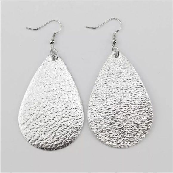 ✨2 for $15✨SILVER LEATHER EARRINGS- NEW - Picture 2 of 2